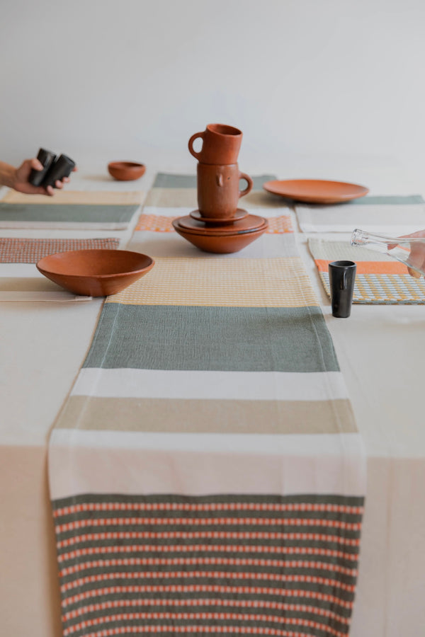 Set: Table Runner + 4 Place Mats Nez