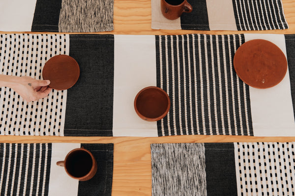 Set: Table Runner + 4 Place Mats Nez