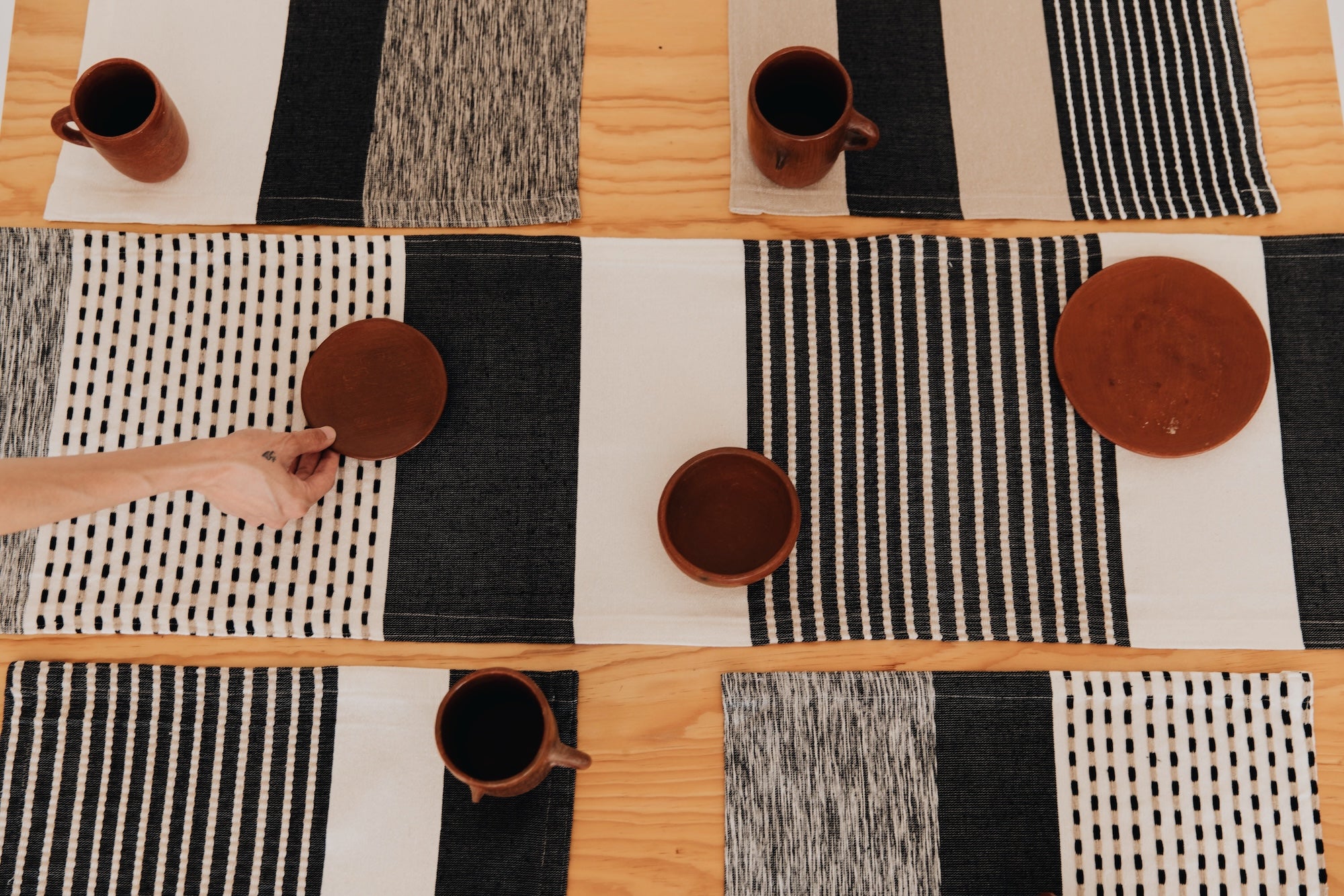 Set: Table Runner + 4 Place Mats Nez